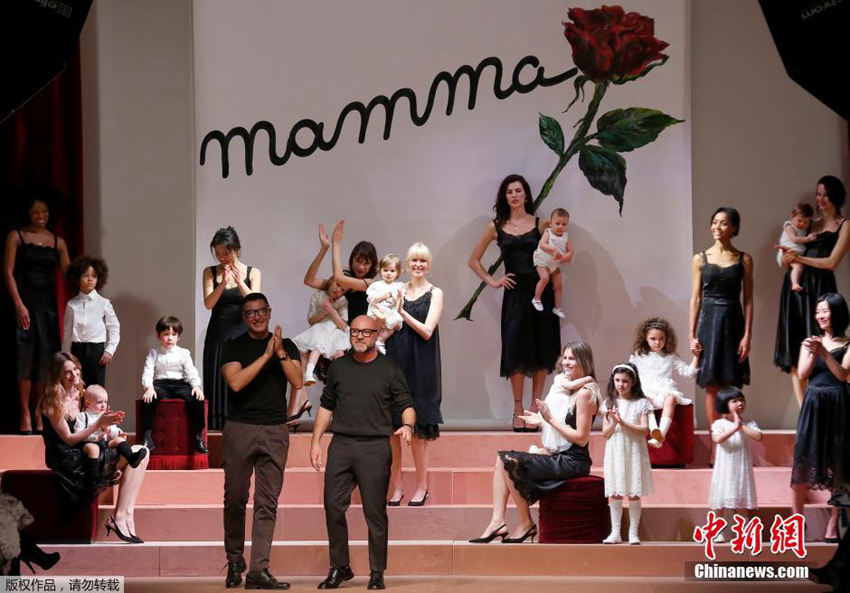 Semana de la moda de Milán: Modelos presentan con bebés5
