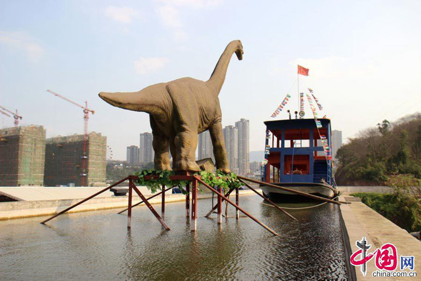Un 'río del cielo' artificial en Chongqing, a 10 metros de altura, con un dinosaurio y un barco1