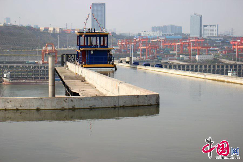 Un 'río del cielo' artificial en Chongqing, a 10 metros de altura, con un dinosaurio y un barco3