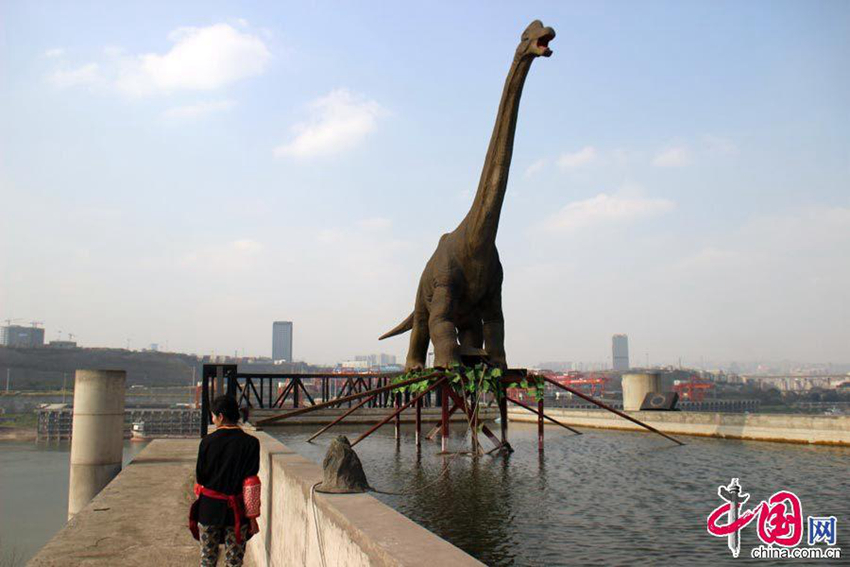 Un 'río del cielo' artificial en Chongqing, a 10 metros de altura, con un dinosaurio y un barco4