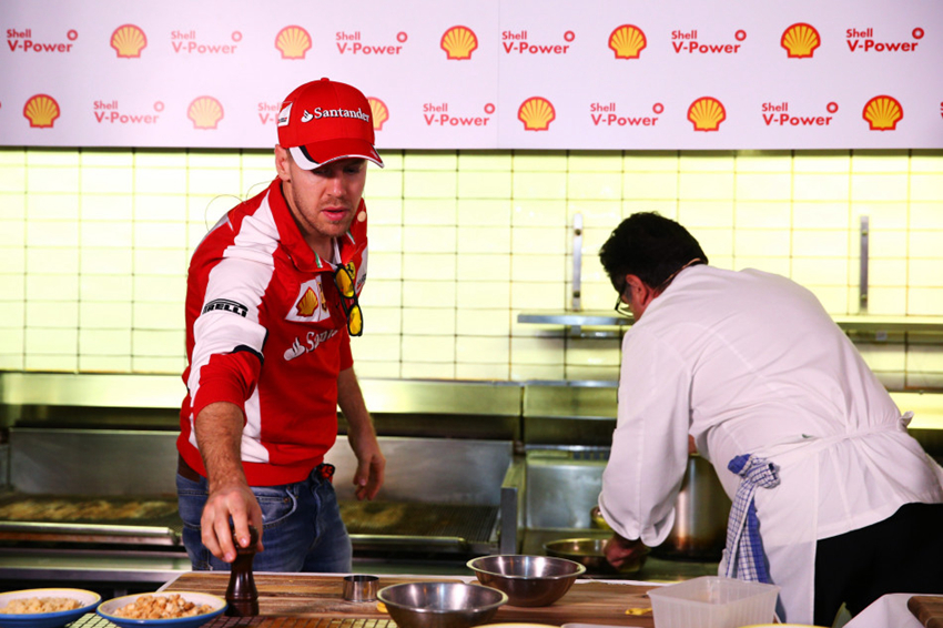 Los pilotos de Fórmula 1, Vettel y Raikkonen aprenden cocinar1