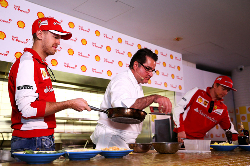 Los pilotos de Fórmula 1, Vettel y Raikkonen aprenden cocinar2