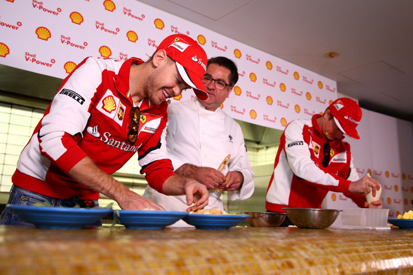 Los pilotos de Fórmula 1, Vettel y Raikkonen aprenden cocinar3
