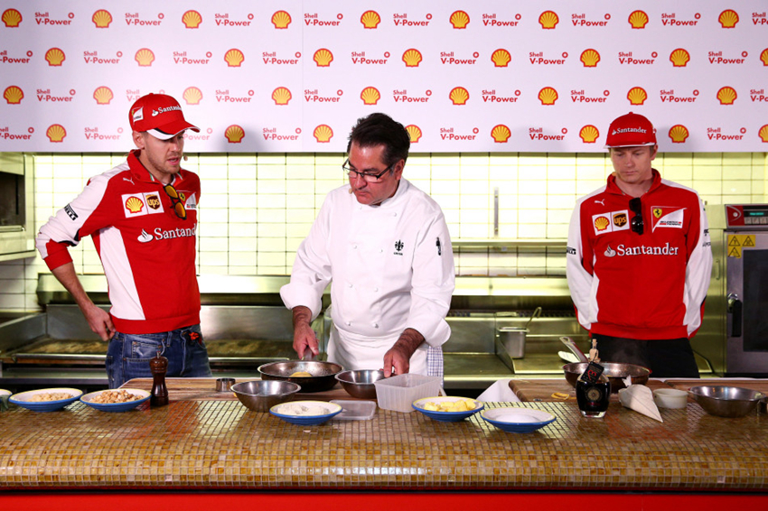 Los pilotos de Fórmula 1, Vettel y Raikkonen aprenden cocinar4