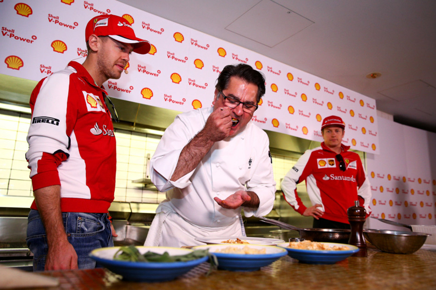Los pilotos de Fórmula 1, Vettel y Raikkonen aprenden cocinar5