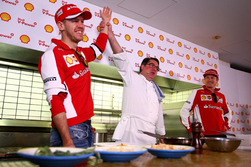 Los pilotos de Fórmula 1, Vettel y Raikkonen aprenden cocinar6