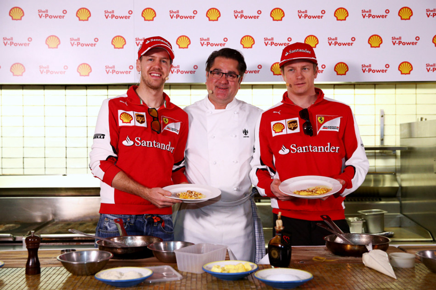 Los pilotos de Fórmula 1, Vettel y Raikkonen aprenden cocinar7