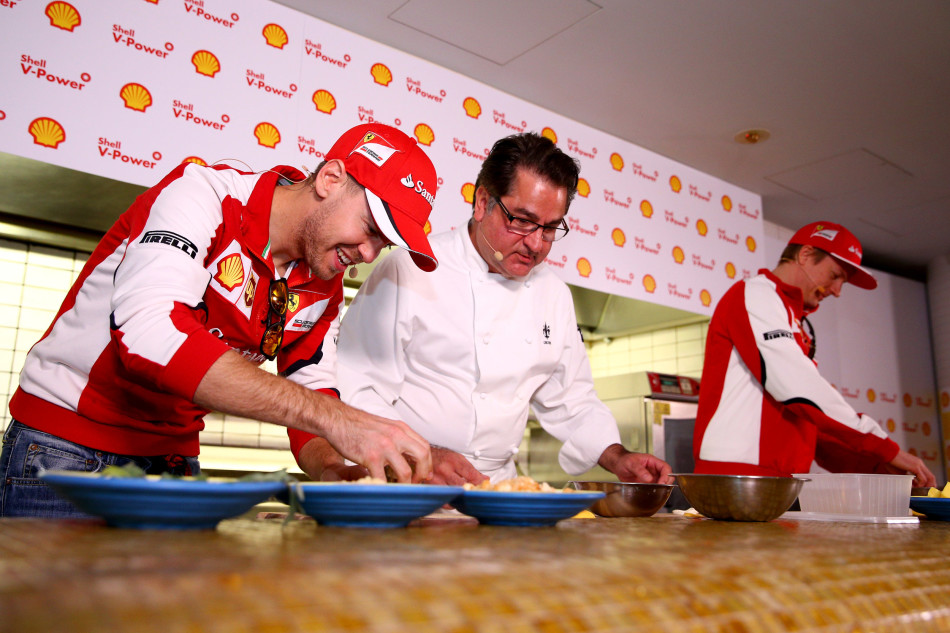 Los pilotos de Fórmula 1, Vettel y Raikkonen aprenden cocinar8