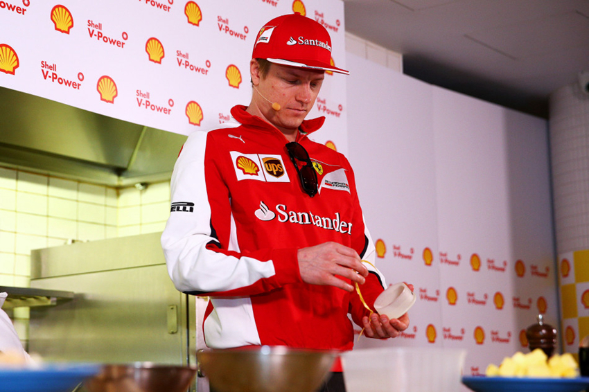 Los pilotos de Fórmula 1, Vettel y Raikkonen aprenden cocinar9