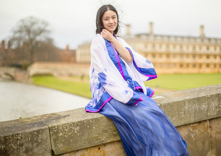 Bellezas chinas posan con vestidos Han en Cambridge 4