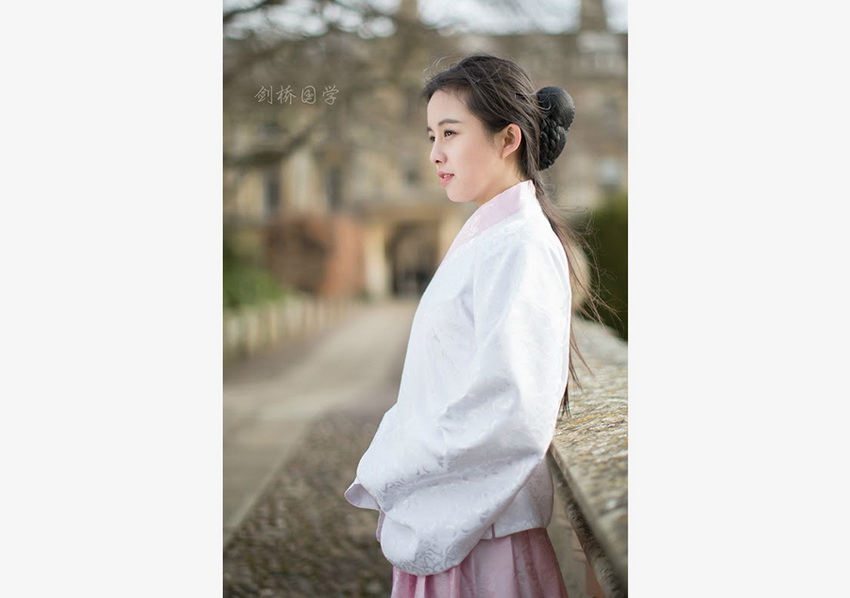 Bellezas chinas posan con vestidos Han en Cambridge 5