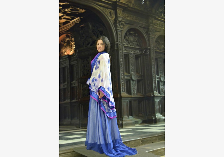 Bellezas chinas posan con vestidos Han en Cambridge 11