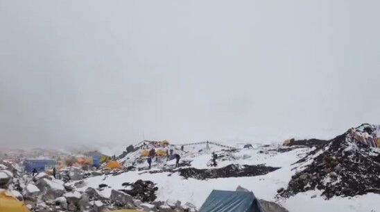 Una avalancha en el Everest sepulta a varios alpinistas 1