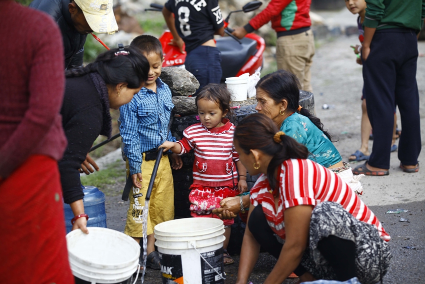 Aumenta cifra de muertos por terremoto en Nepal a 7.0001