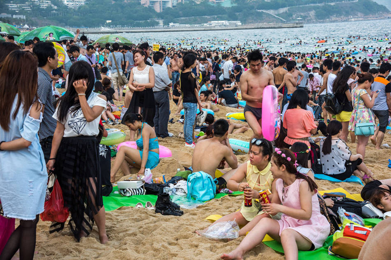 Miles de visitantes abarrotaron la playa de Shenzhen en el día del trabajador1