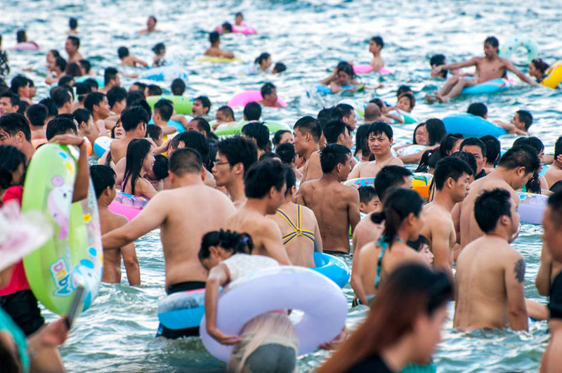 Miles de visitantes abarrotaron la playa de Shenzhen en el día del trabajador2