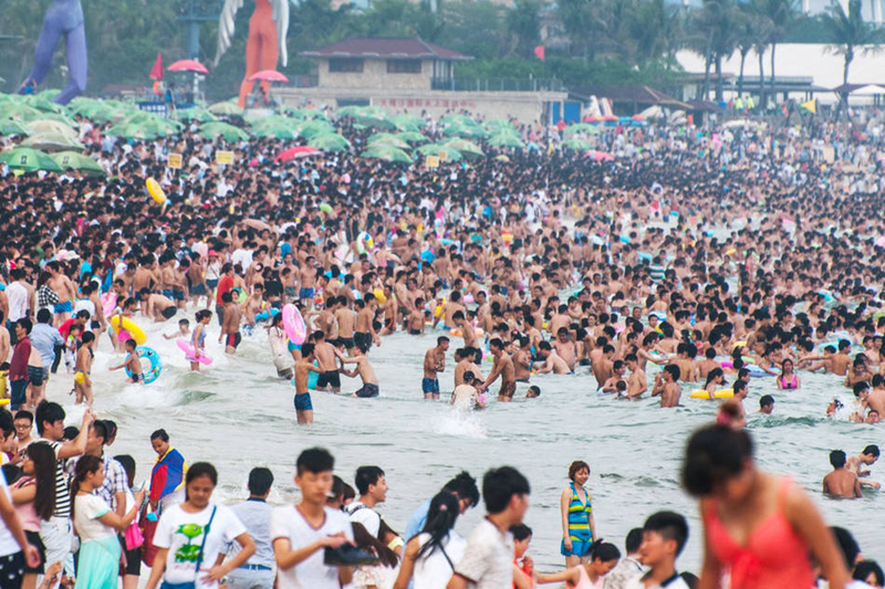 Miles de visitantes abarrotaron la playa de Shenzhen en el día del trabajador3