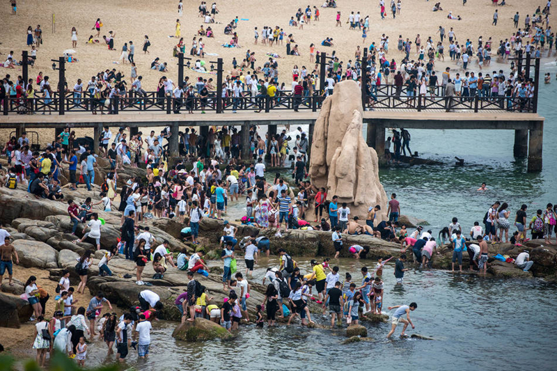 Miles de visitantes abarrotaron la playa de Shenzhen en el día del trabajador4