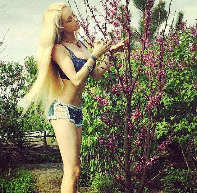 Nuevas fotos sensuales de la barbie humana Valeria Lukyanova