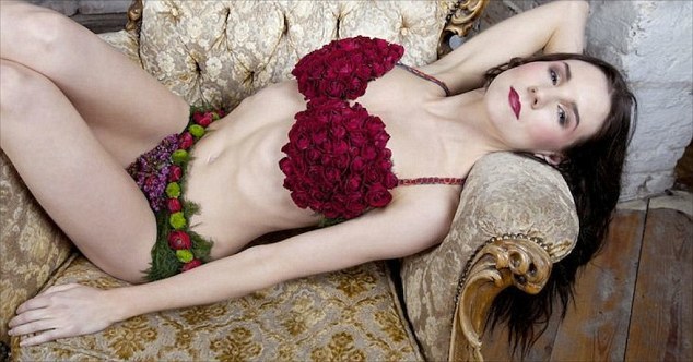 Modelos atractivas lucen lencería hecha con flores