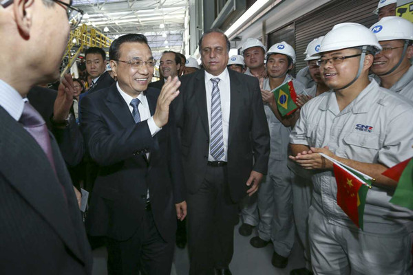 El primer ministro Li Keqiang recorre Río de Janeiro en el nuevo tren hecho por China