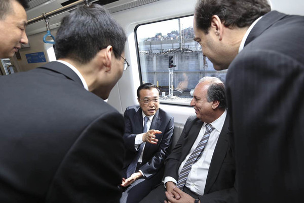 El primer ministro Li Keqiang recorre Río de Janeiro en el nuevo tren hecho por China