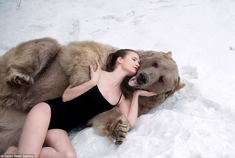 Sexy sesión de fotos de modelos rusas en protesta contra caza de animales1