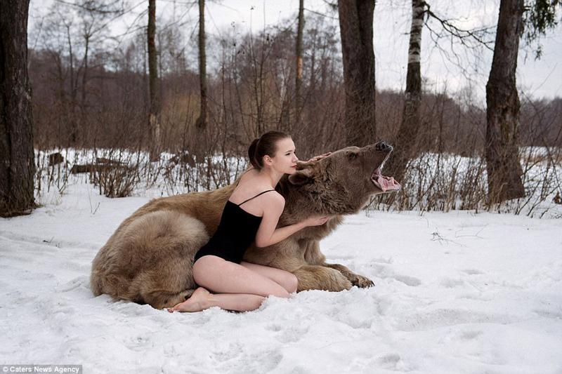 Sexy sesión de fotos de modelos rusas en protesta contra caza de animales4