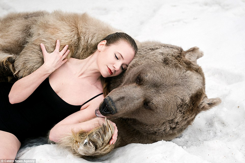Sexy sesión de fotos de modelos rusas en protesta contra caza de animales5