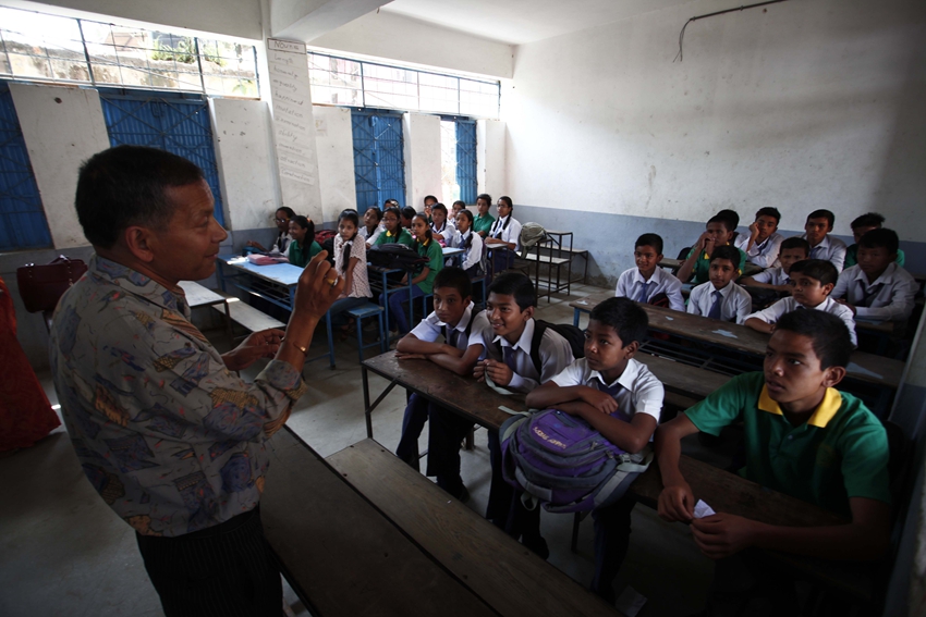 Los niños nepalíes regresan a las clases tras el terremoto_Spanish ...