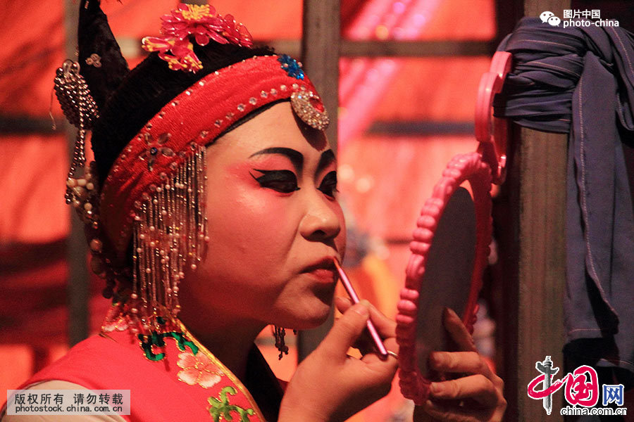 Enciclopedia de la cultura china: Grupo teatral que vive en el barco 7
