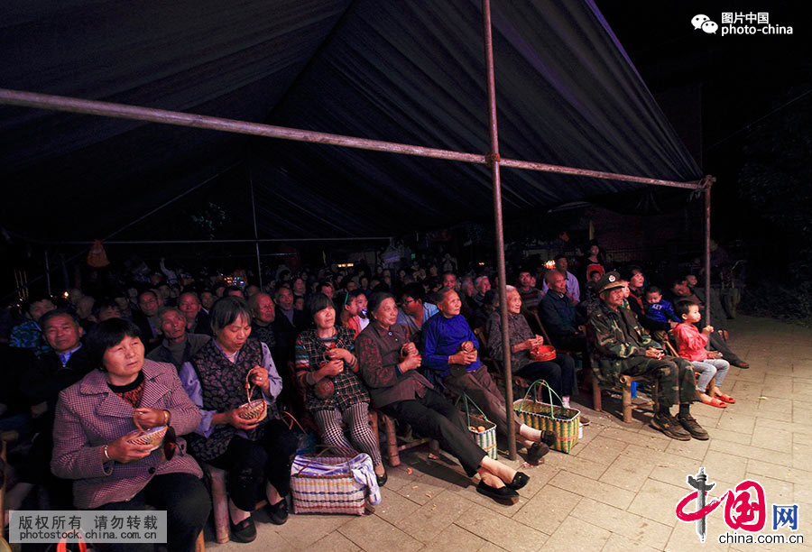 Enciclopedia de la cultura china: Grupo teatral que vive en el barco 11