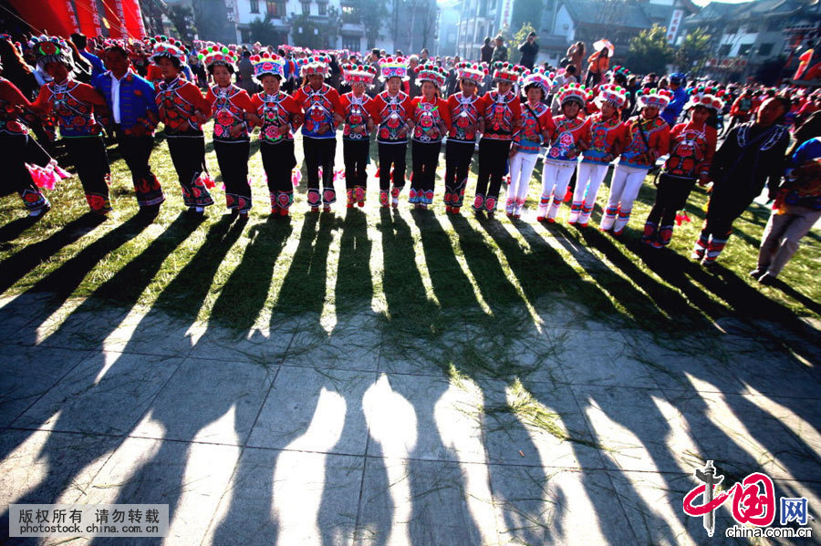 “Danza a pie izquierdo” de la etnia yi de la prefectura Chuxiong de Yunnan 7