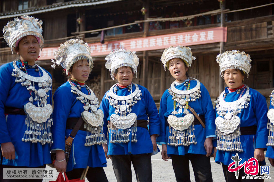 Enciclopedia de la cultura china: Adornos de plata de la etnia miao: milagro artístico 9