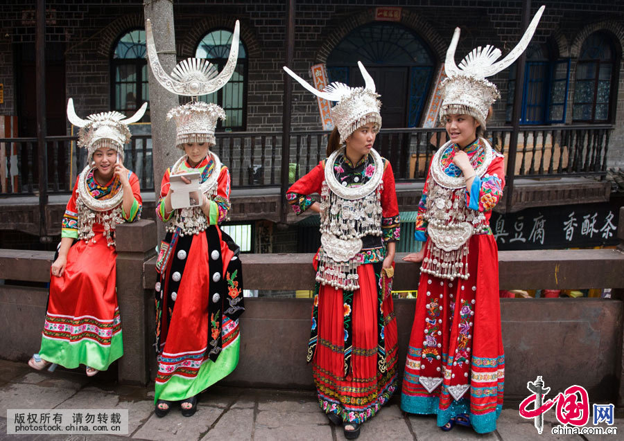 Enciclopedia de la cultura china: Adornos de plata de la etnia miao: milagro artístico 13