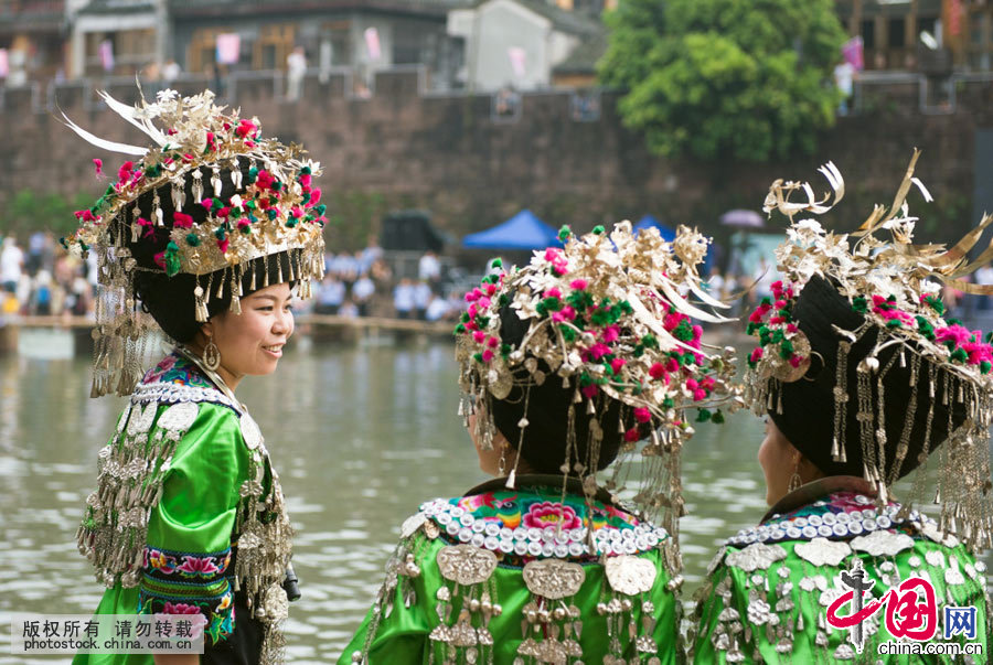 Enciclopedia de la cultura china: Adornos de plata de la etnia miao: milagro artístico 14