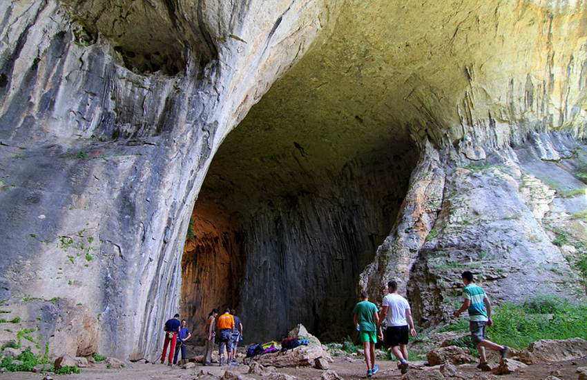 Hacer Puentismo en Prohodna, la cueva mirada por Dios1