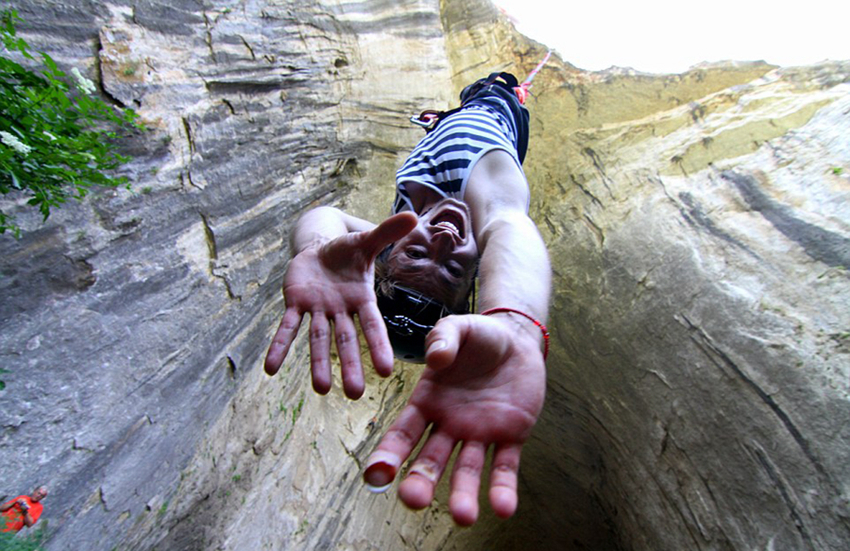 Hacer Puentismo en Prohodna, la cueva mirada por Dios2