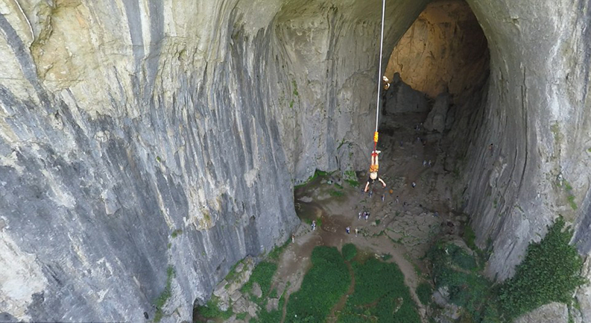 Hacer Puentismo en Prohodna, la cueva mirada por Dios5