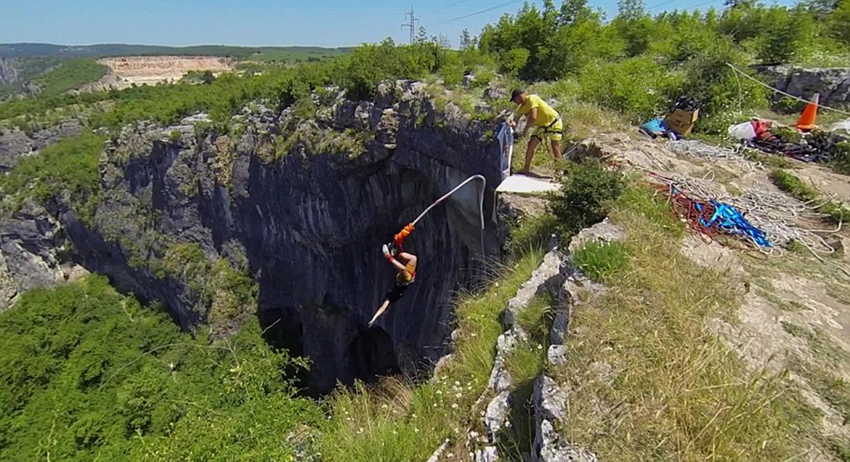 Hacer Puentismo en Prohodna, la cueva mirada por Dios6
