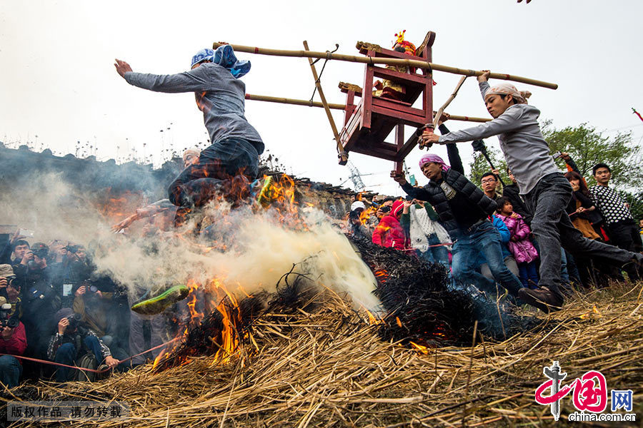 Enciclopedia de la cultura china: La costumbre peculiar de Lingnan: saltar el fuego 6