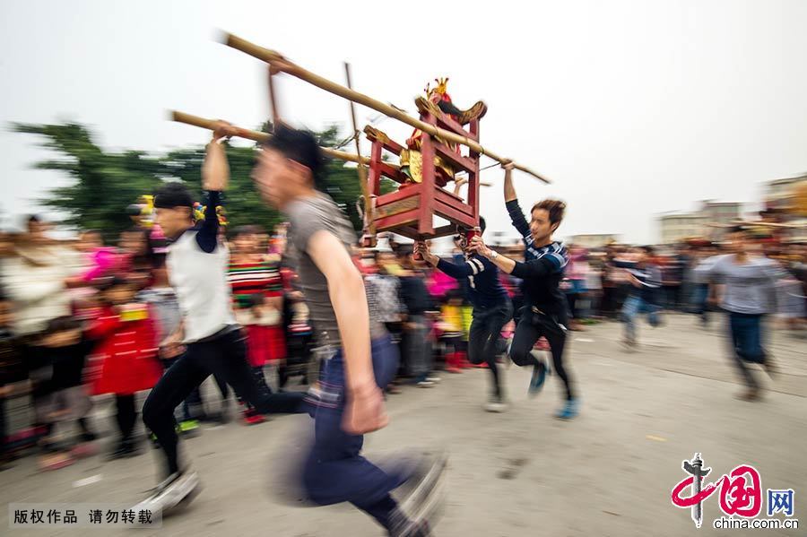 Enciclopedia de la cultura china: La costumbre peculiar de Lingnan: saltar el fuego 7