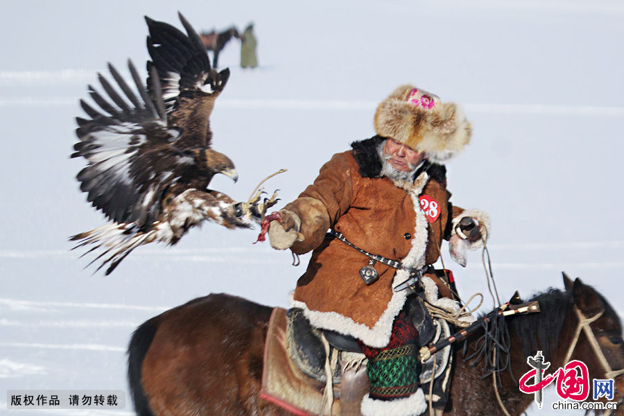 Enciclopedia de la cultura china: La fiesta del halcón de los kazajos 2