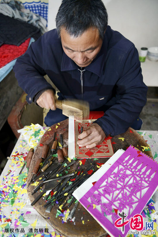 Enciclopedia de la cultura china: Rizhao de Shandong: elaboración manual de papel colgante para la puerta, una insistencia solitaria 5
