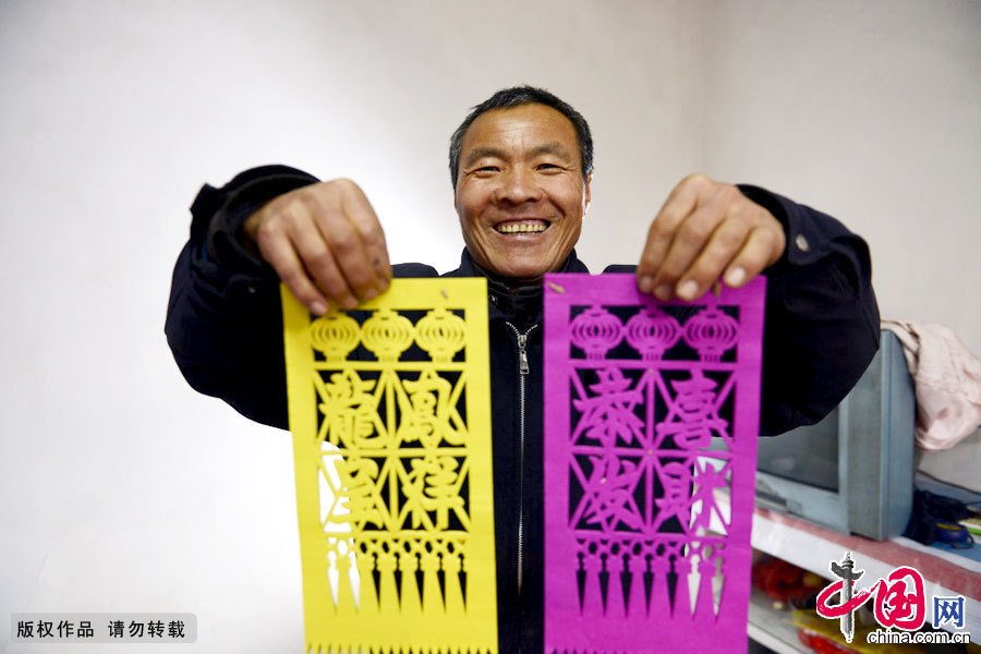 Enciclopedia de la cultura china: Rizhao de Shandong: elaboración manual de papel colgante para la puerta, una insistencia solitaria 6