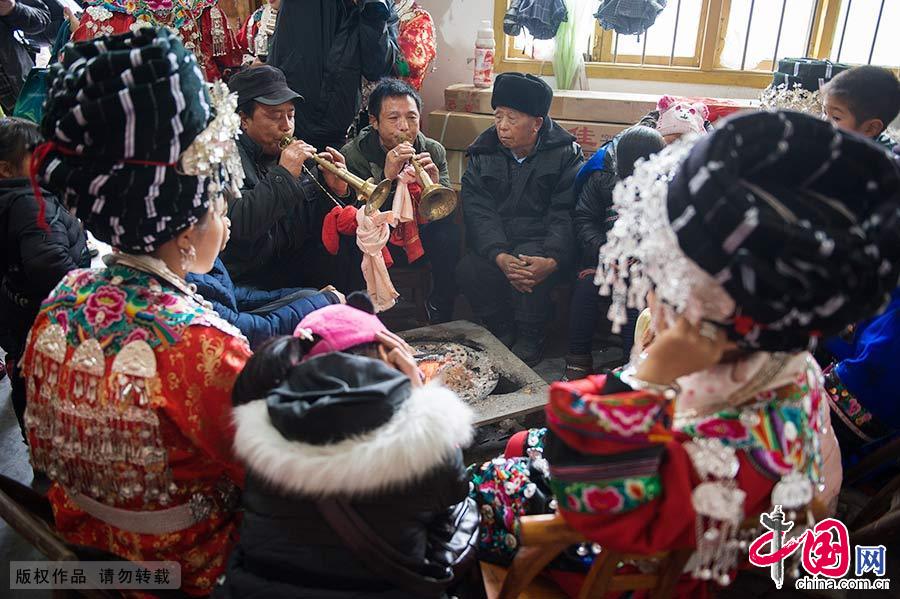 Enciclopedia de la cultura china: Matrimonio miao: choque entre lo antiguo y lo moderno 6