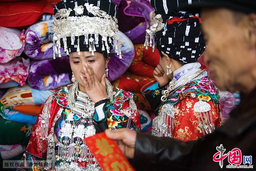 Enciclopedia de la cultura china: Matrimonio miao: choque entre lo antiguo y lo moderno 8