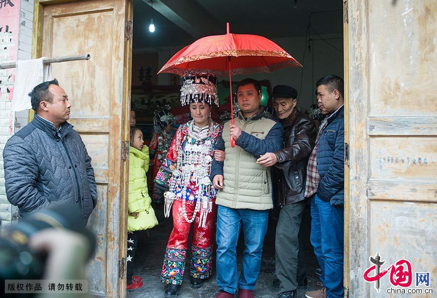 Enciclopedia de la cultura china: Matrimonio miao: choque entre lo antiguo y lo moderno 10