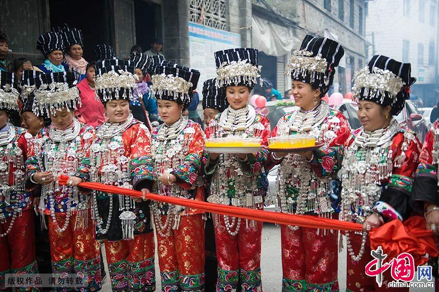 Enciclopedia de la cultura china: Matrimonio miao: choque entre lo antiguo y lo moderno 14