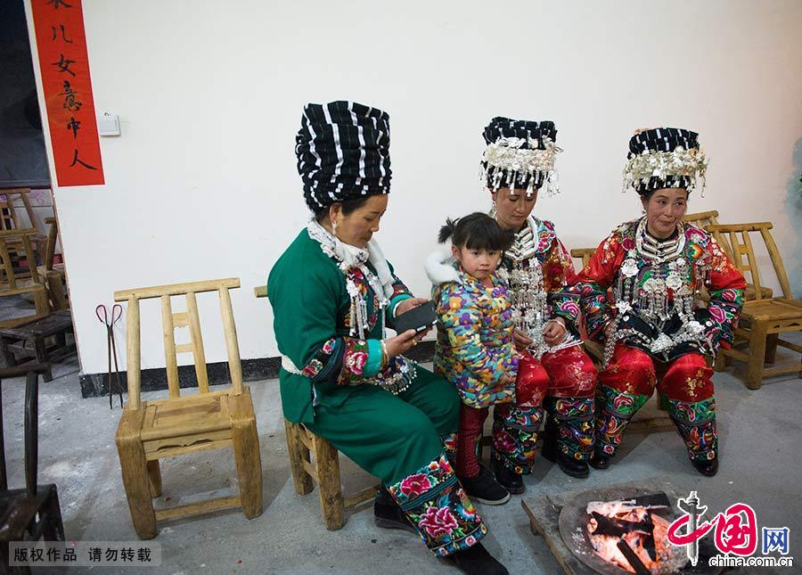 Enciclopedia de la cultura china: Matrimonio miao: choque entre lo antiguo y lo moderno 15